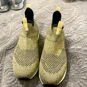 Women’s tennis shoe size 7